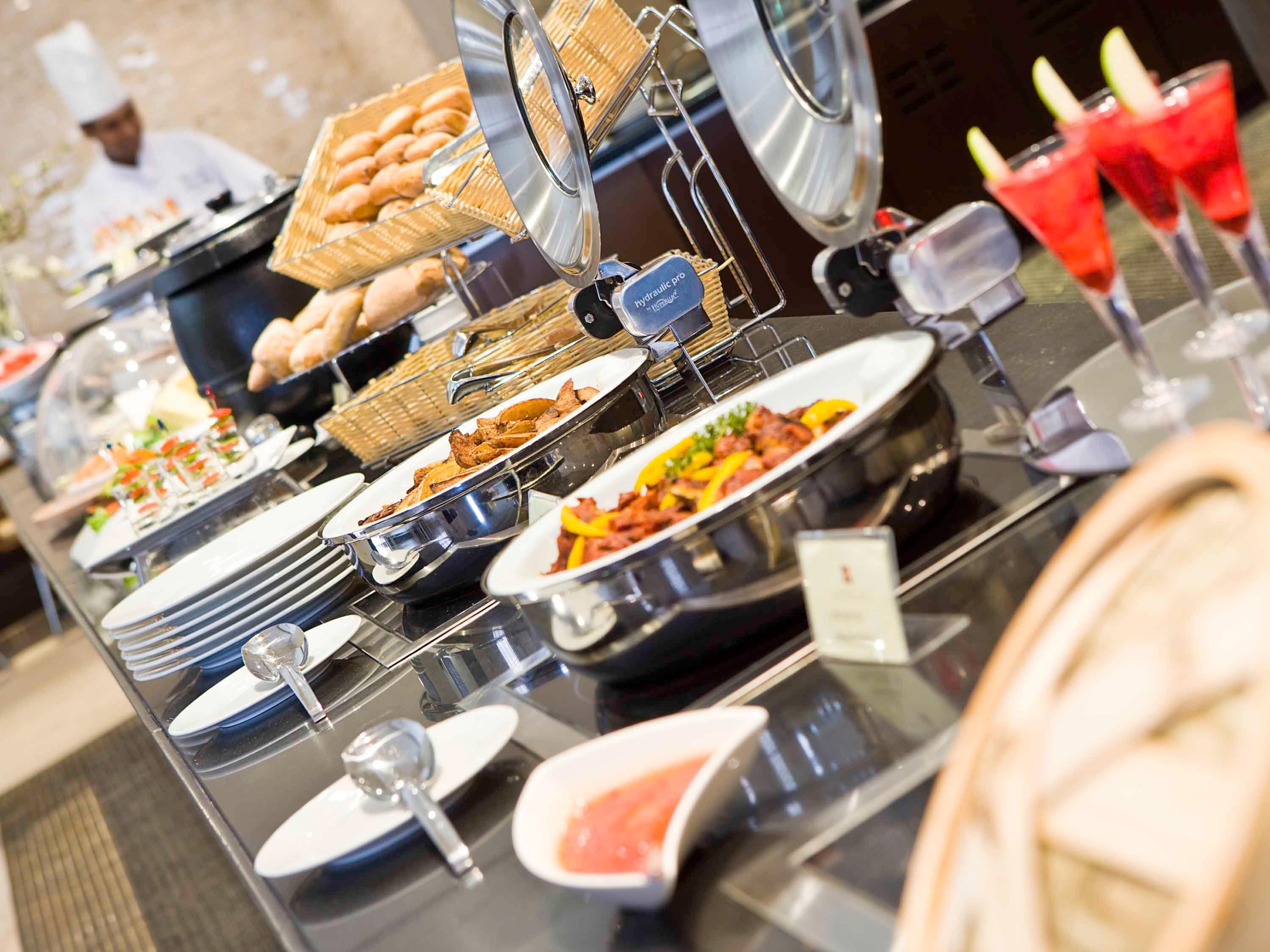 Crowne Plaza - Dubai Jumeirah By Ihg Esterno foto A buffet at a hotel