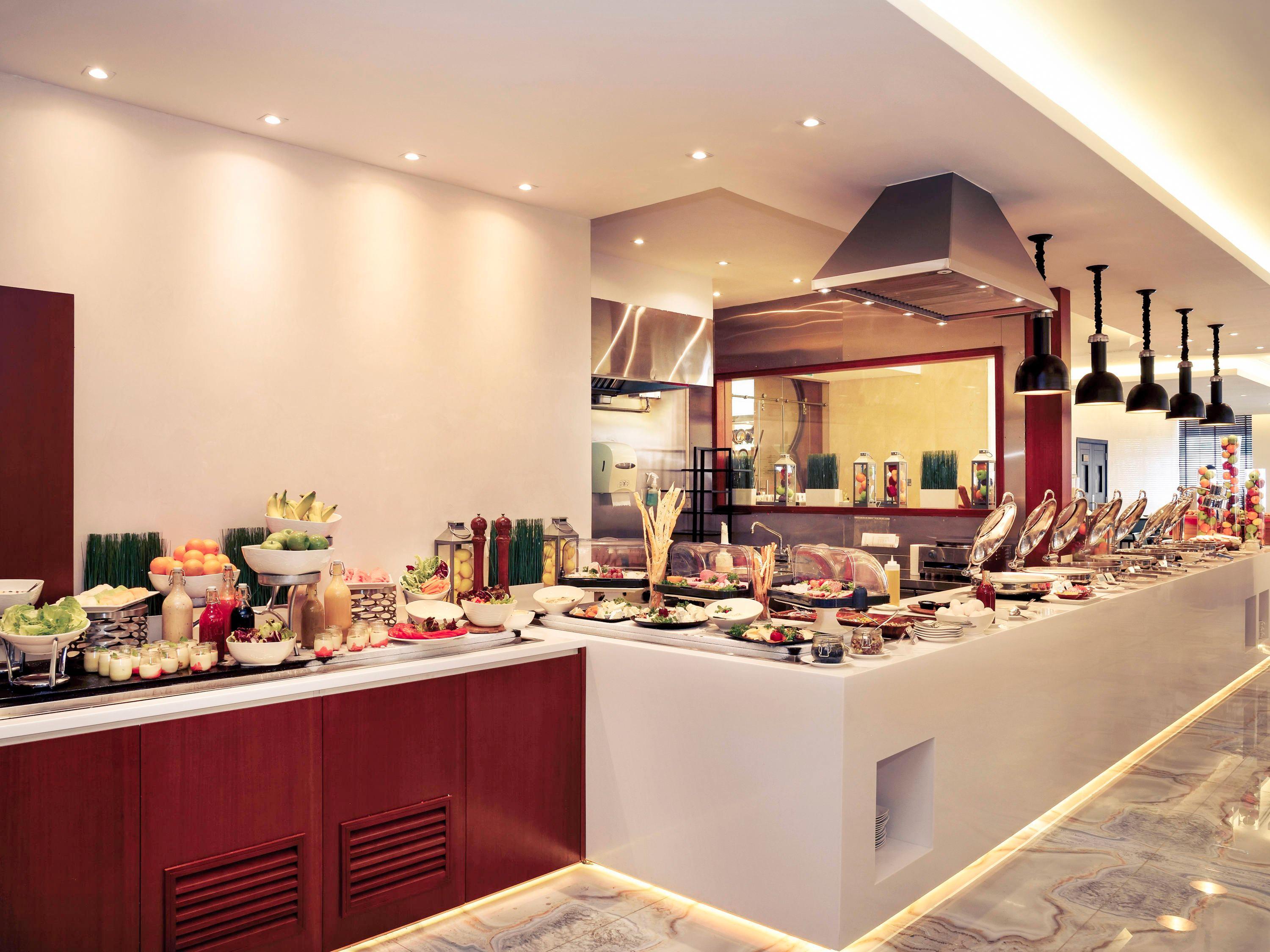 Crowne Plaza - Dubai Jumeirah By Ihg Esterno foto The buffet at the hotel