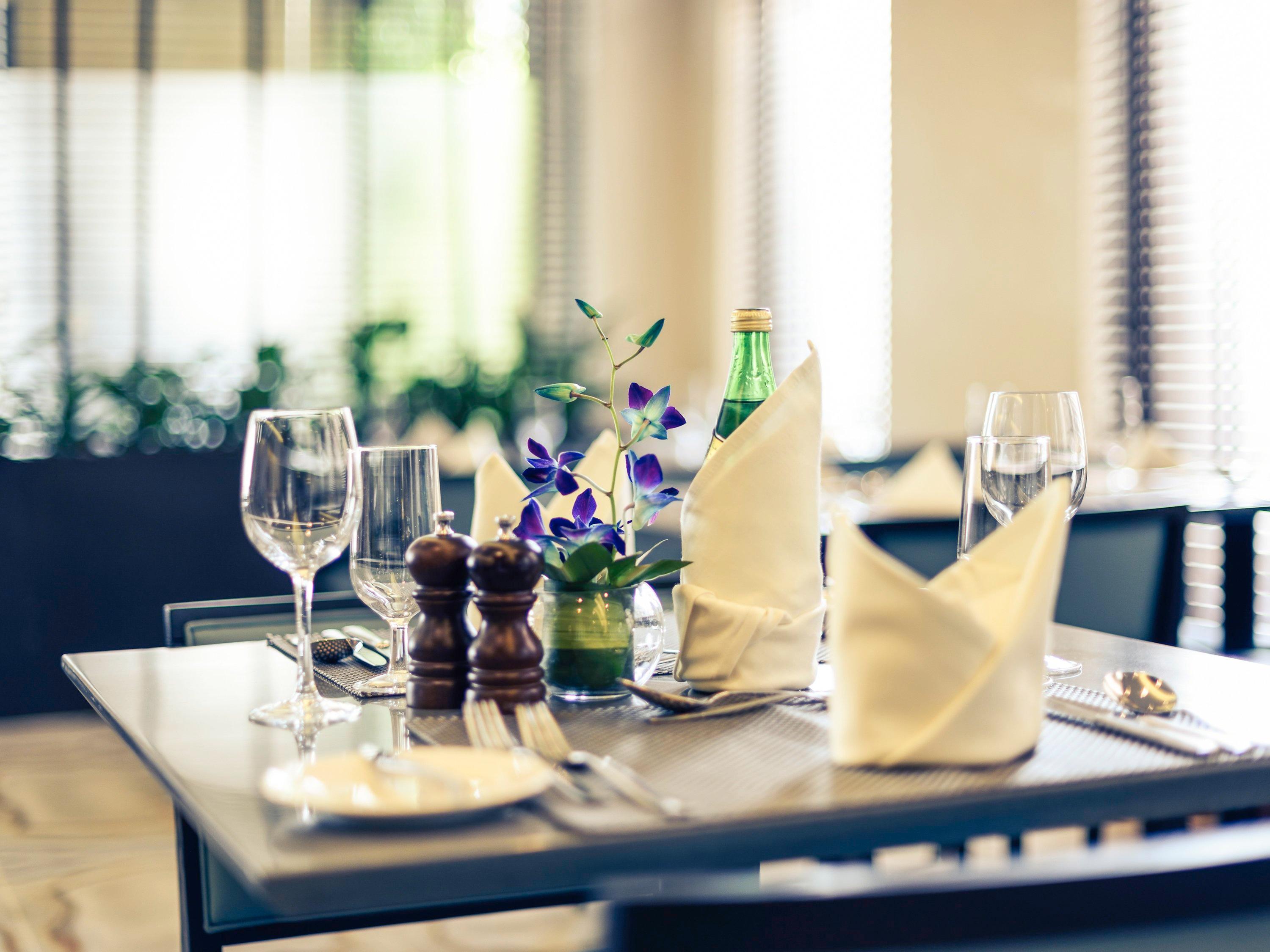 Crowne Plaza - Dubai Jumeirah By Ihg Esterno foto A table set for fine dining