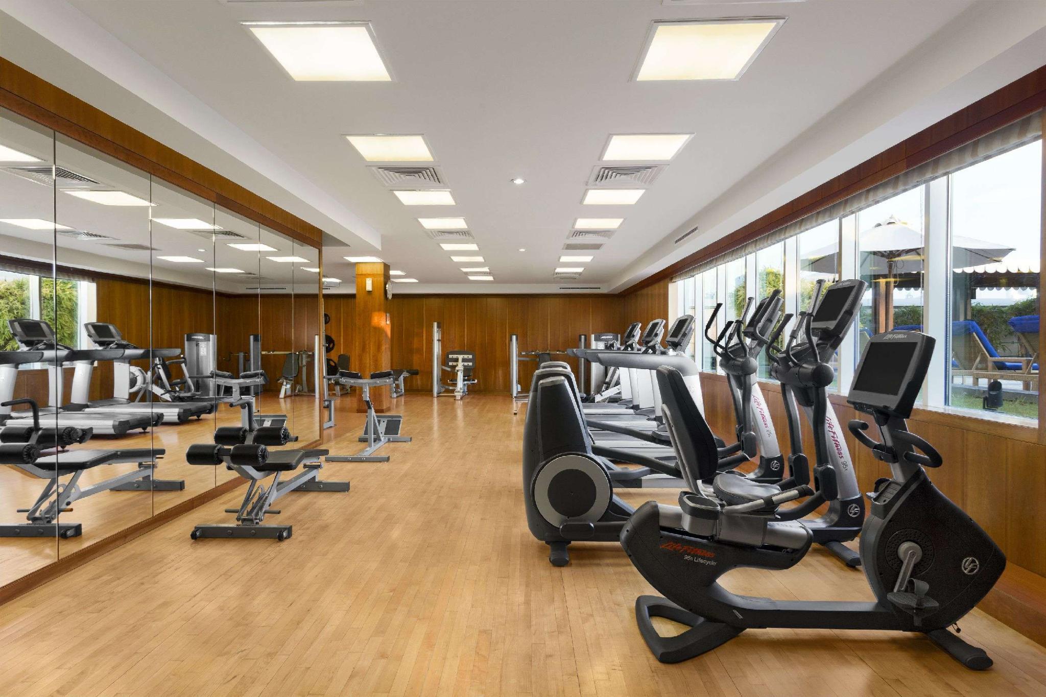 Crowne Plaza - Dubai Jumeirah By Ihg Esterno foto The gym at the hotel