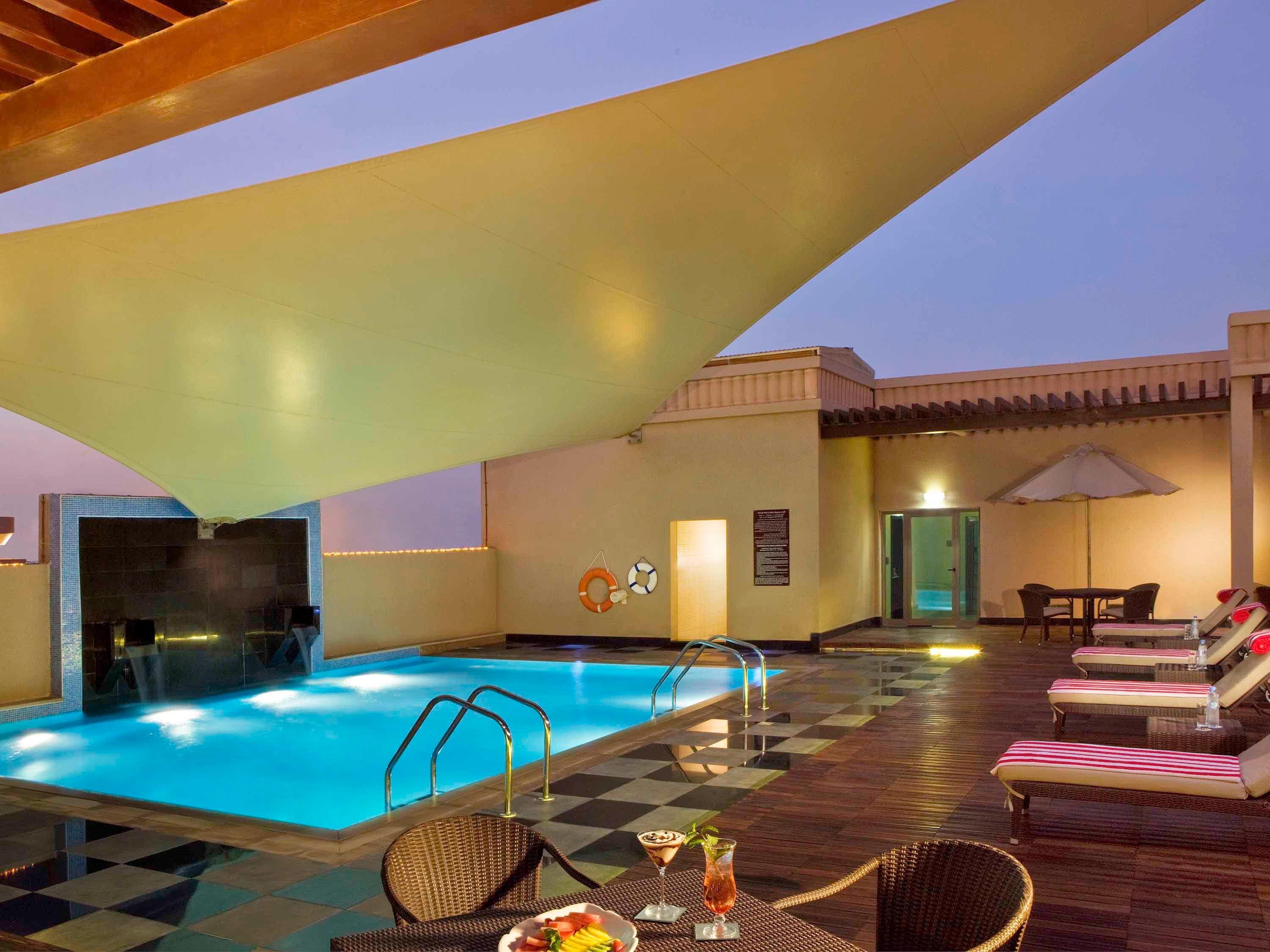 Crowne Plaza - Dubai Jumeirah By Ihg Esterno foto Rooftop pool at the hotel