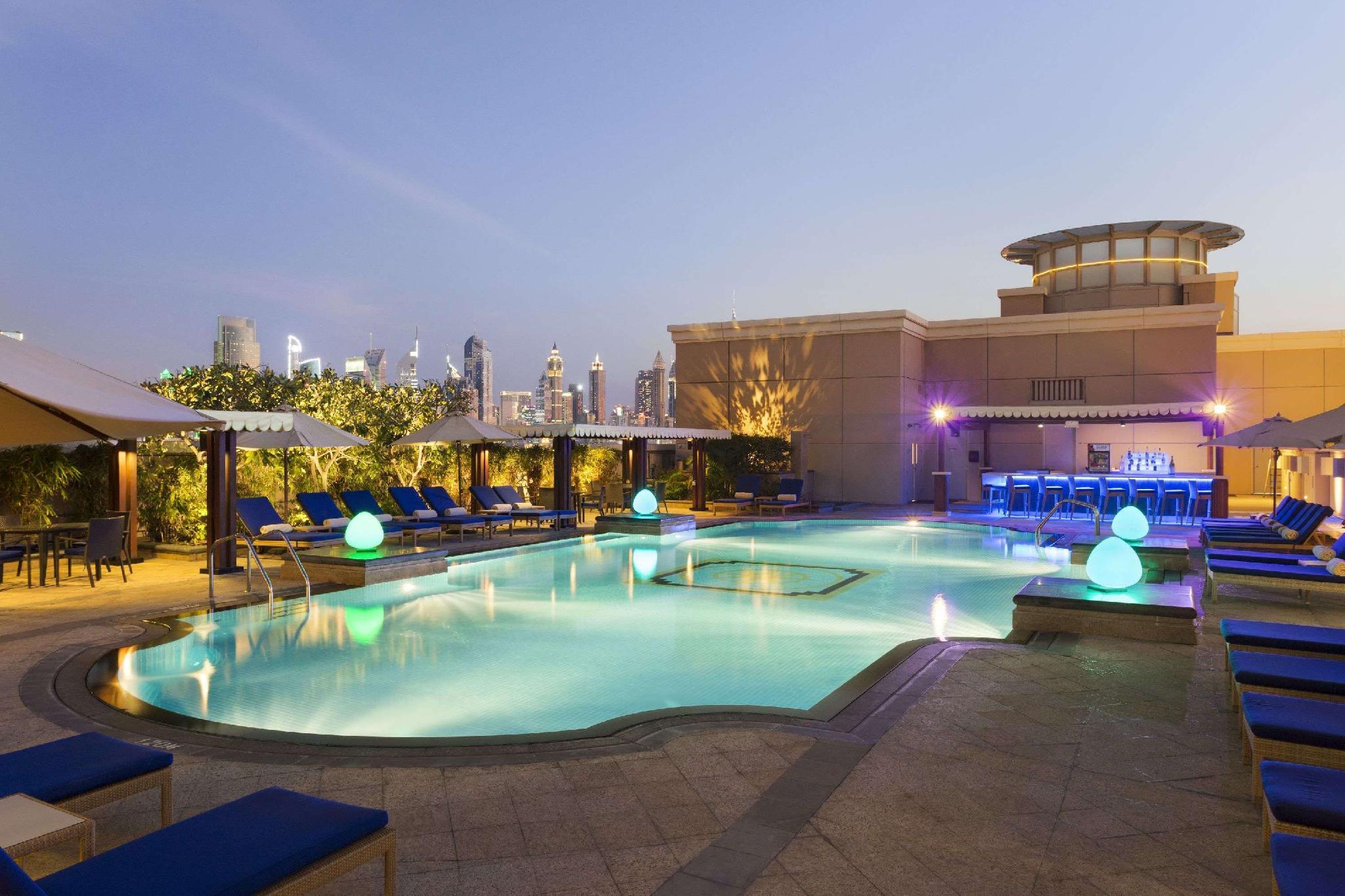 Crowne Plaza - Dubai Jumeirah By Ihg Esterno foto The swimming pool at the hotel
