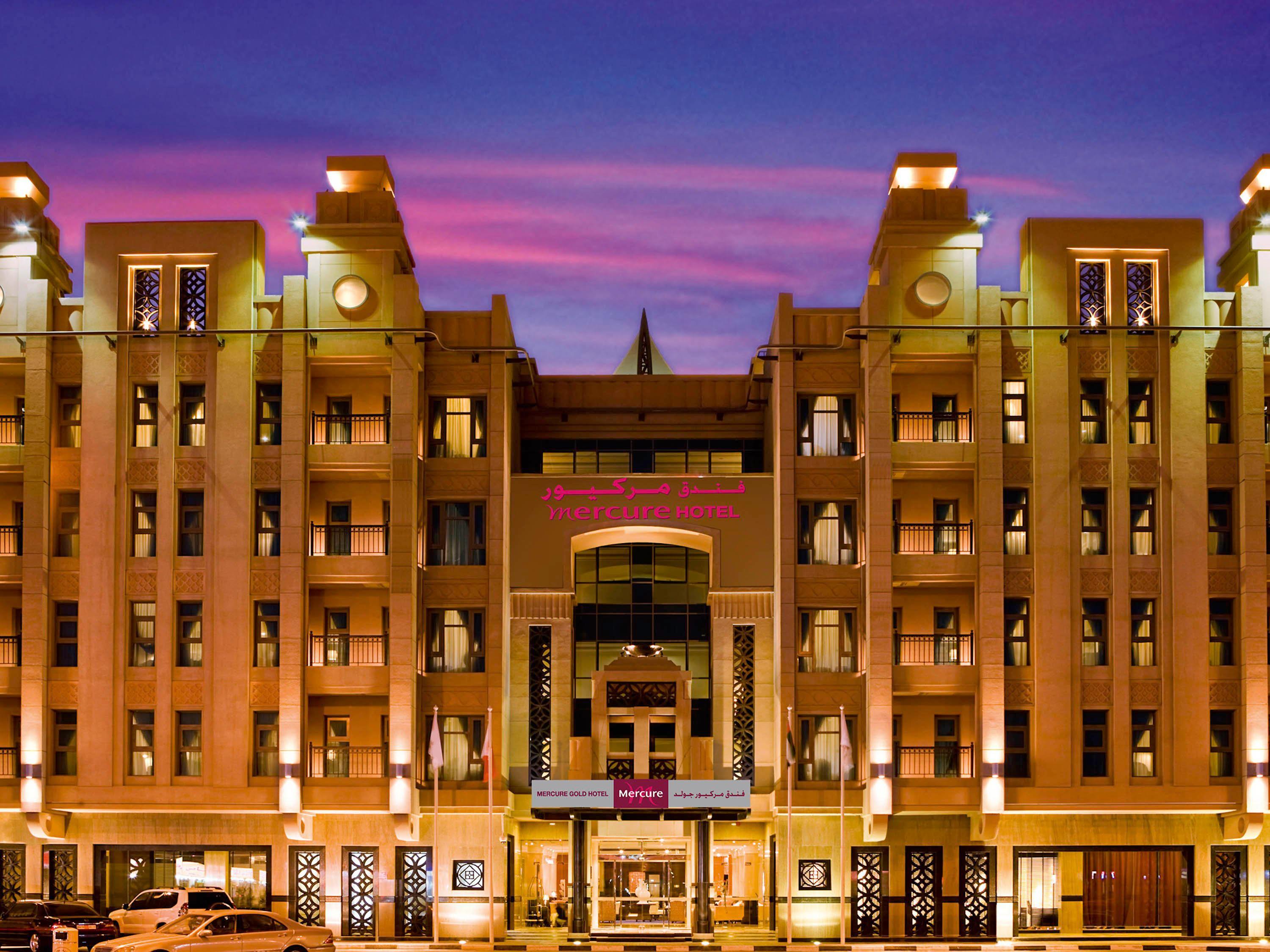 Crowne Plaza - Dubai Jumeirah By Ihg Esterno foto The hotel at night