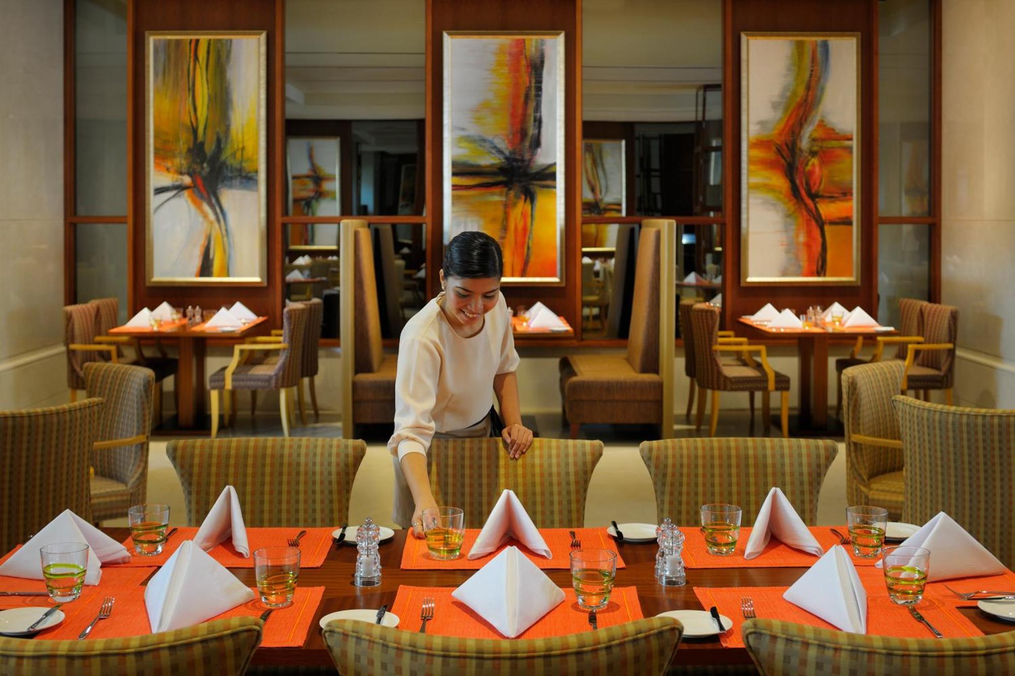 Crowne Plaza - Dubai Jumeirah By Ihg Esterno foto A restaurant in a hotel