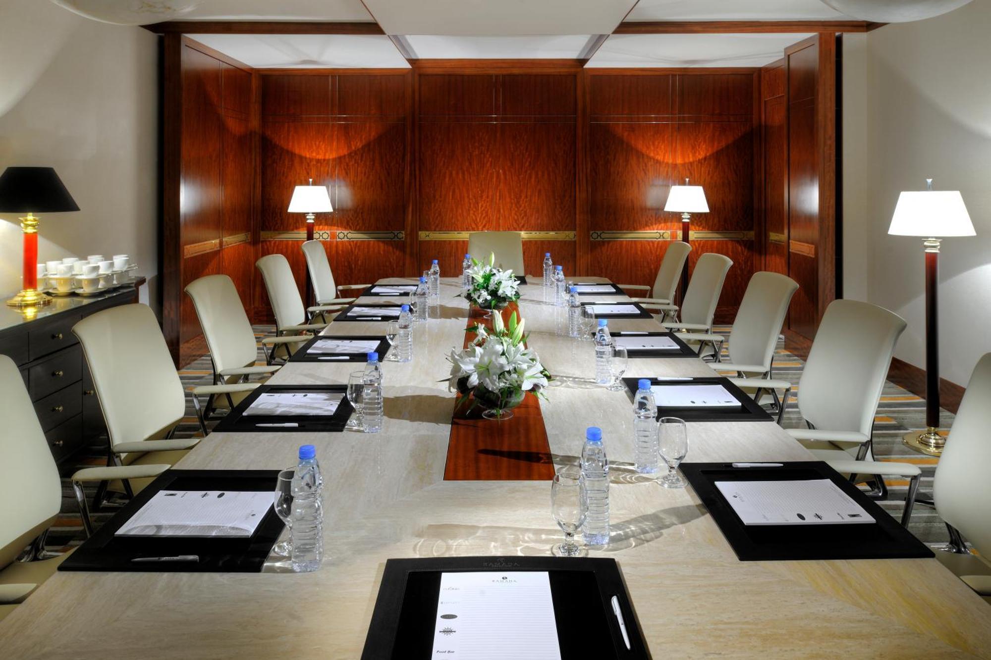 Crowne Plaza - Dubai Jumeirah By Ihg Esterno foto A boardroom at a hotel
