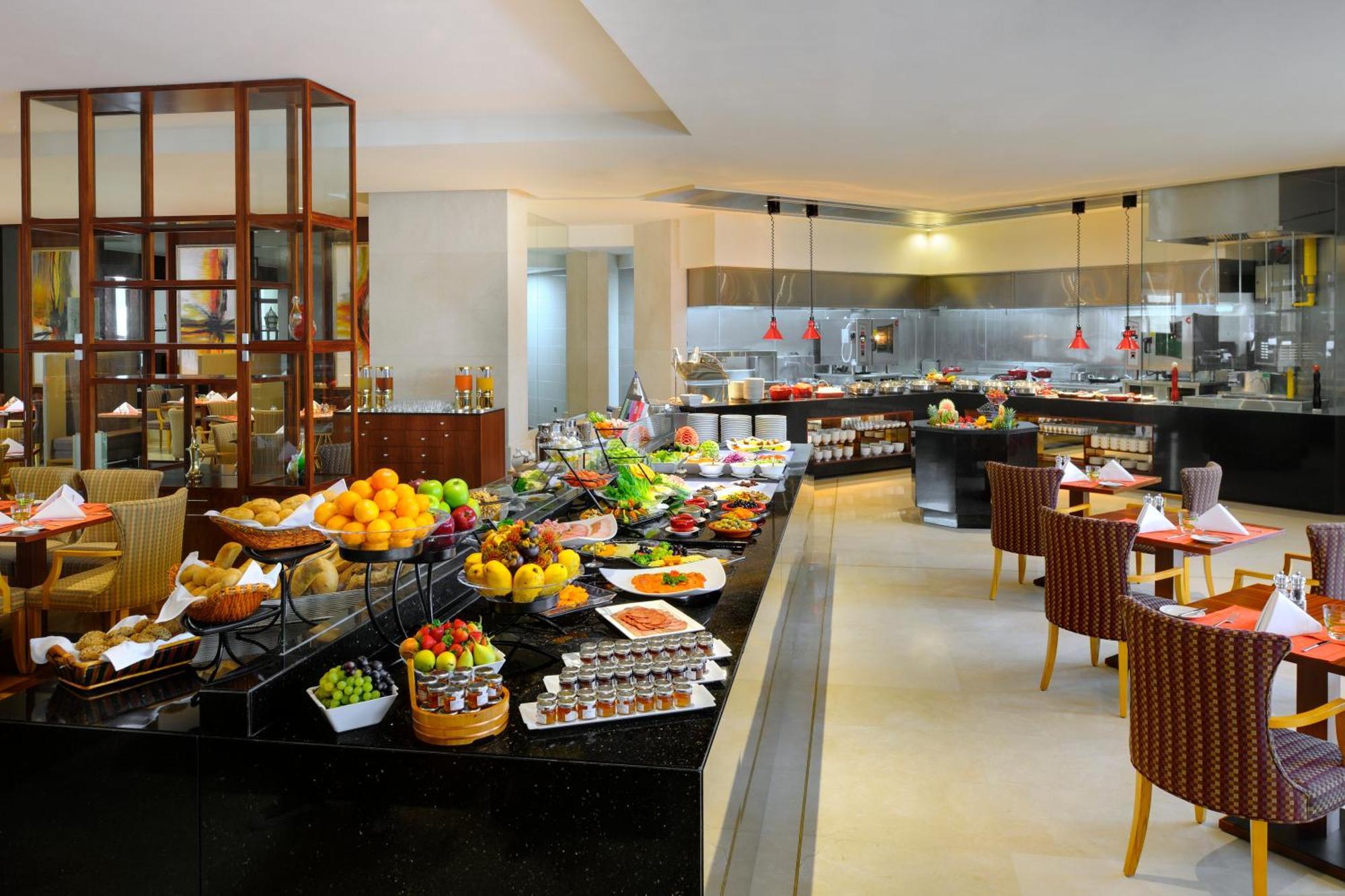Crowne Plaza - Dubai Jumeirah By Ihg Ristorante foto The buffet at the hotel