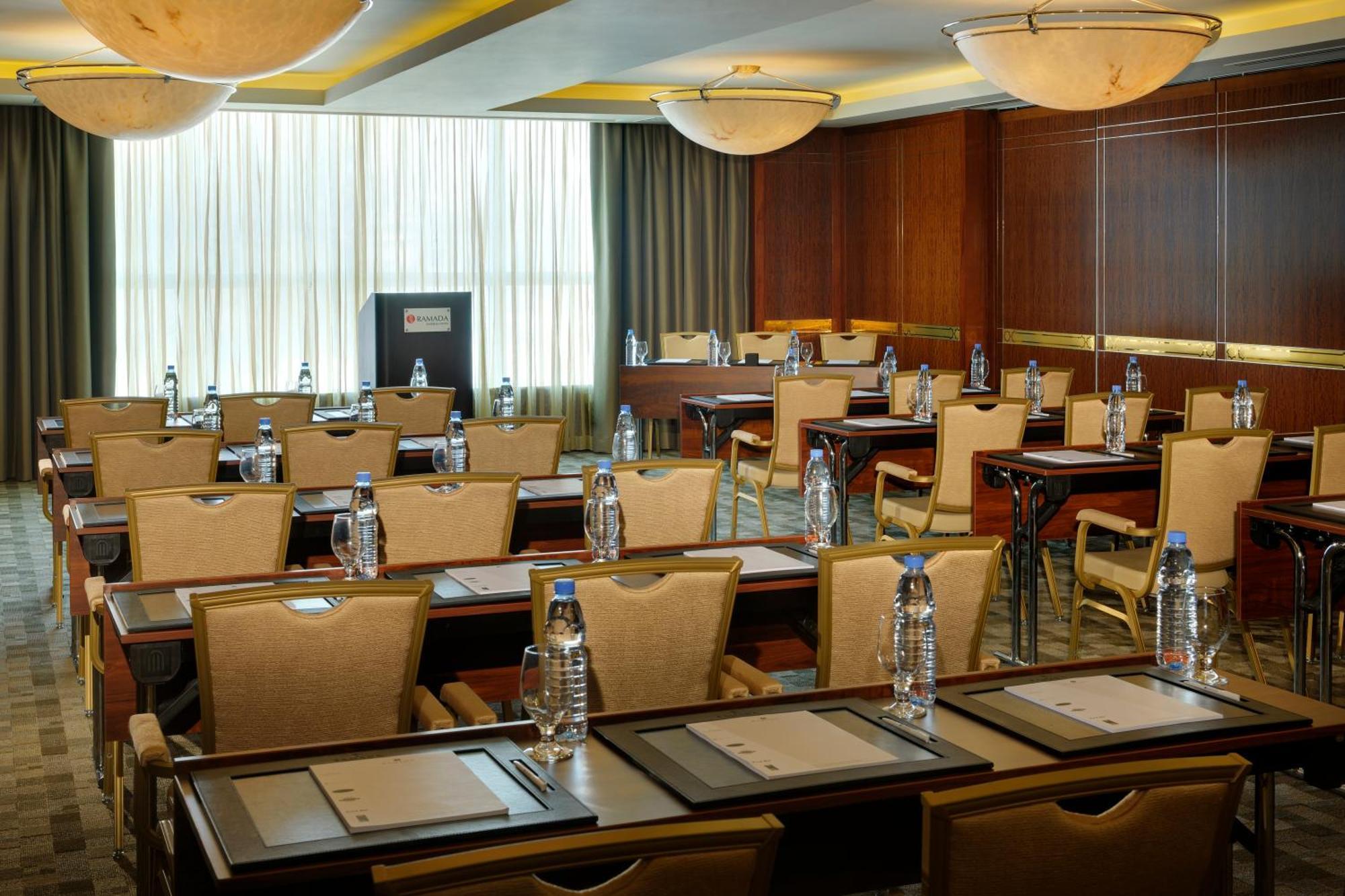 Crowne Plaza - Dubai Jumeirah By Ihg Esterno foto Meeting room