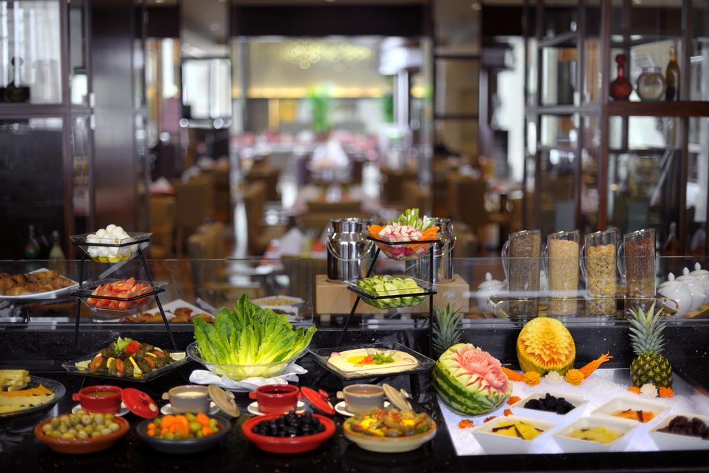 Crowne Plaza - Dubai Jumeirah By Ihg Esterno foto A salad bar